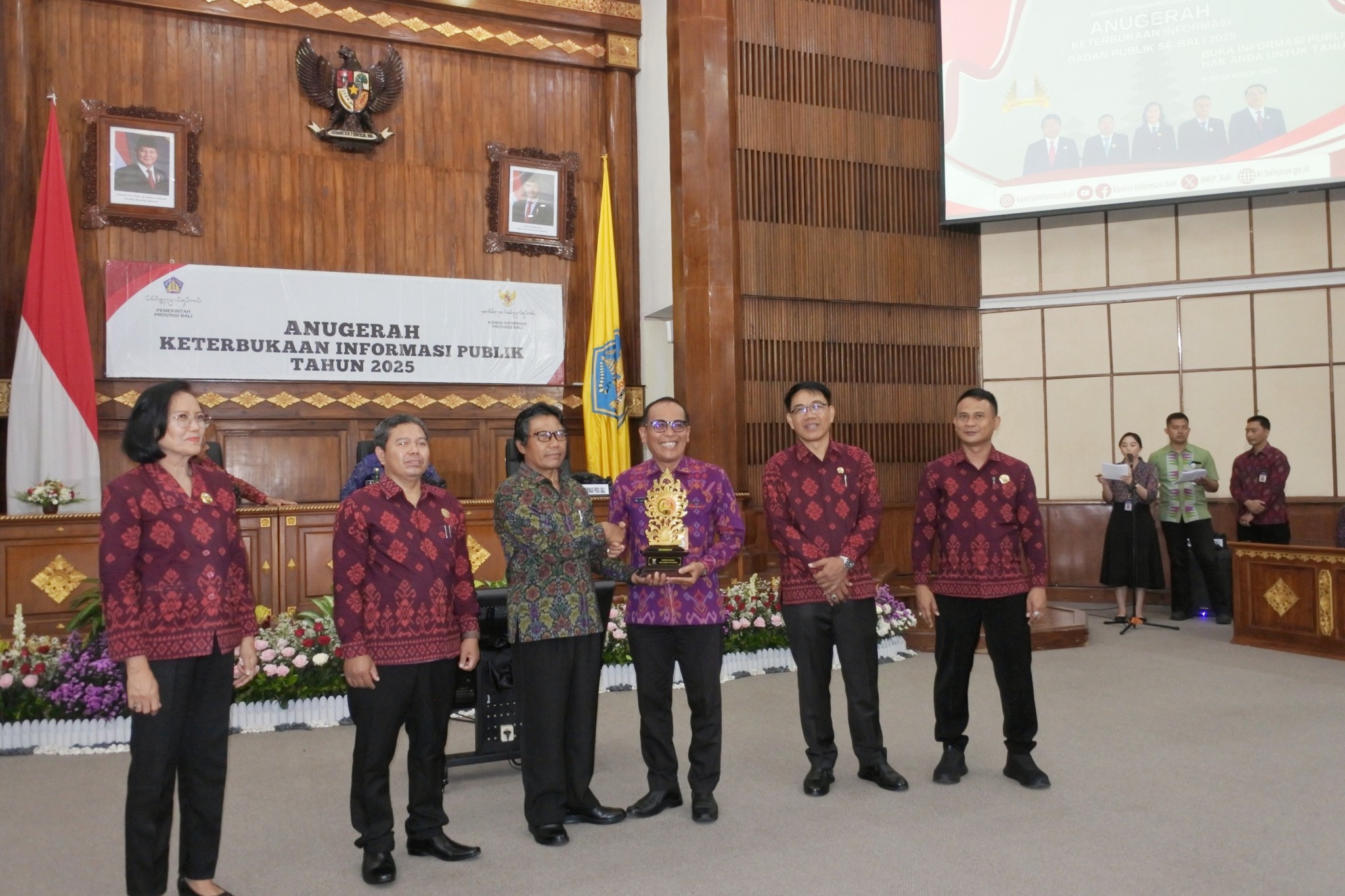 DESA DANGIN PURI KANGIN MENDAPATKAN PENGHARGAAN KETERBUKAAN INFORMASI PUBLIK TAHUN 2025 KATEGORI DESA TRANSPARAN