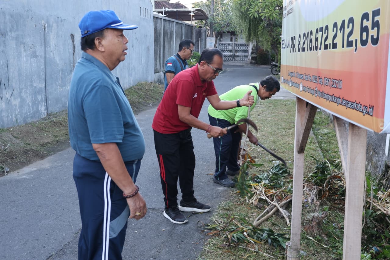 JUMAT BERSIH BERSAMA SATPOL PP KOTA DENPASAR SEBAGAI BAPAK ANGKAT OPD DESA DANGIN PURI KANGIN