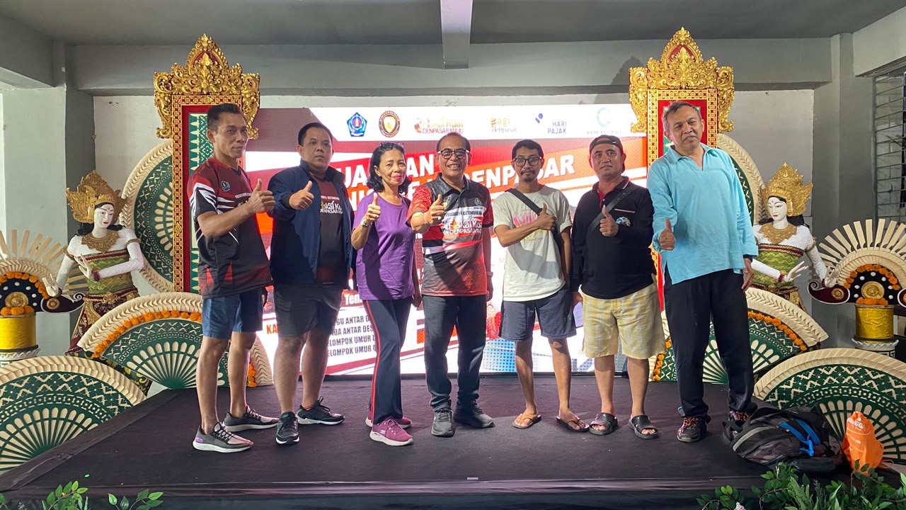 PERBEKEL BERSAMA PERANGKAT DESA DAN ATLIT PINGPONG DESA IKUT SERTA DALAM TURNAMEN PINGPONG 