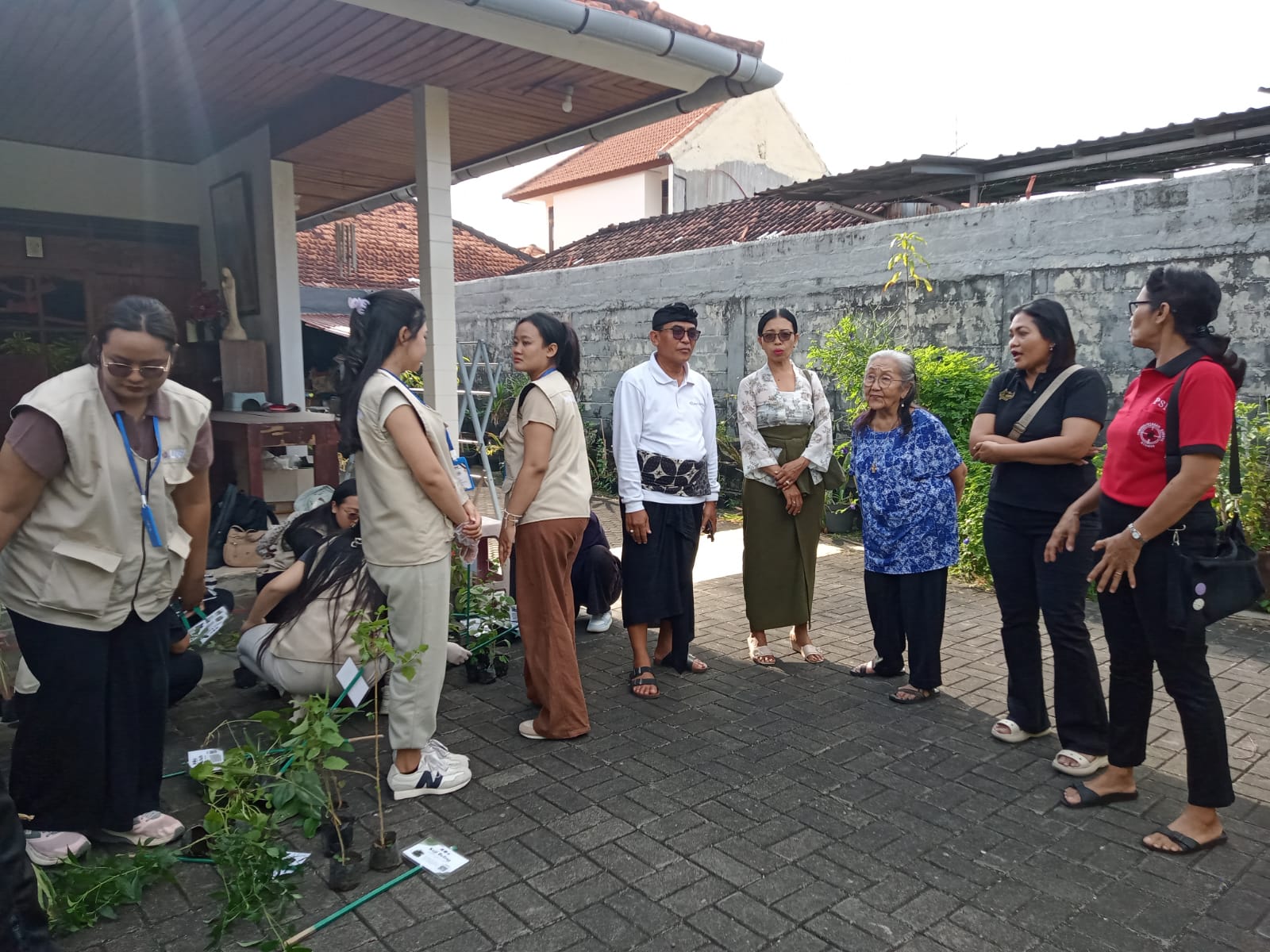 PENYERAHAN TANAMAN TOGA OLEH KKN UNBI BERSAMA BAPAK PERBEKEL