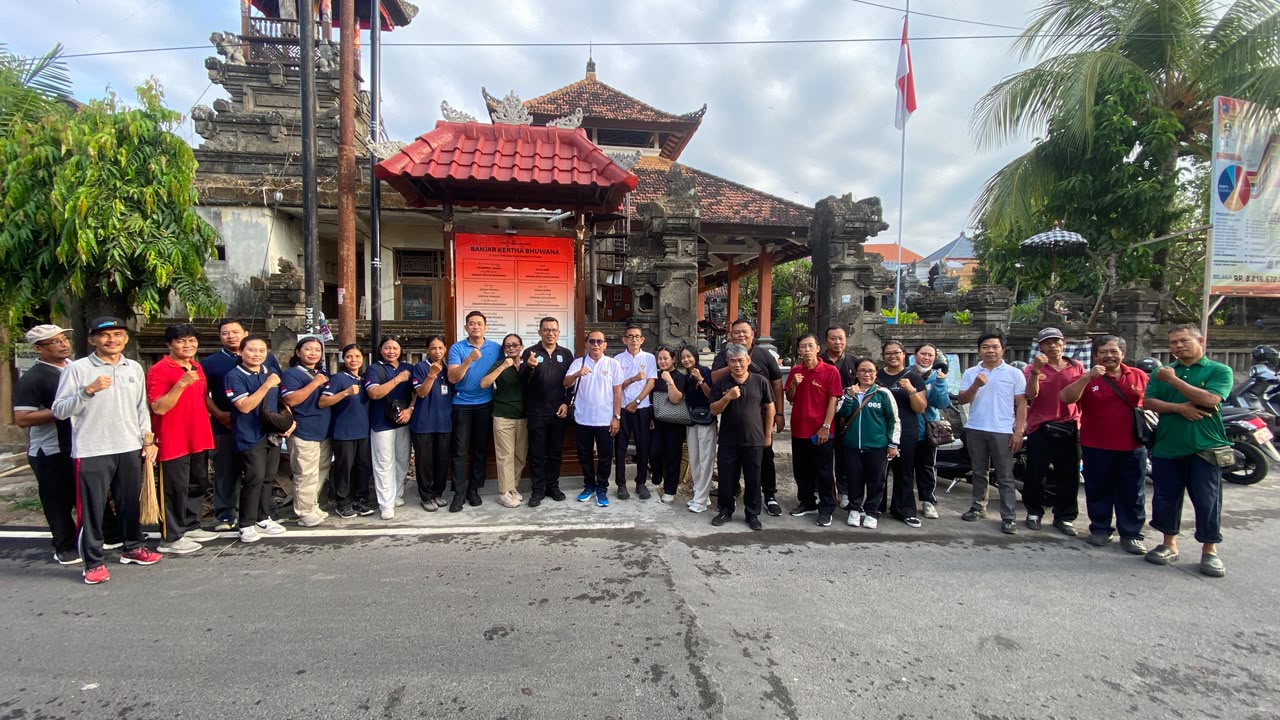 JUMAT BERSIH BERSAMA MASYARAKAT SEKITAR DAN SATPOL PP KOTA DENPASAR DI LINGKUNGAN BANJAR KERTHA BHUWANA