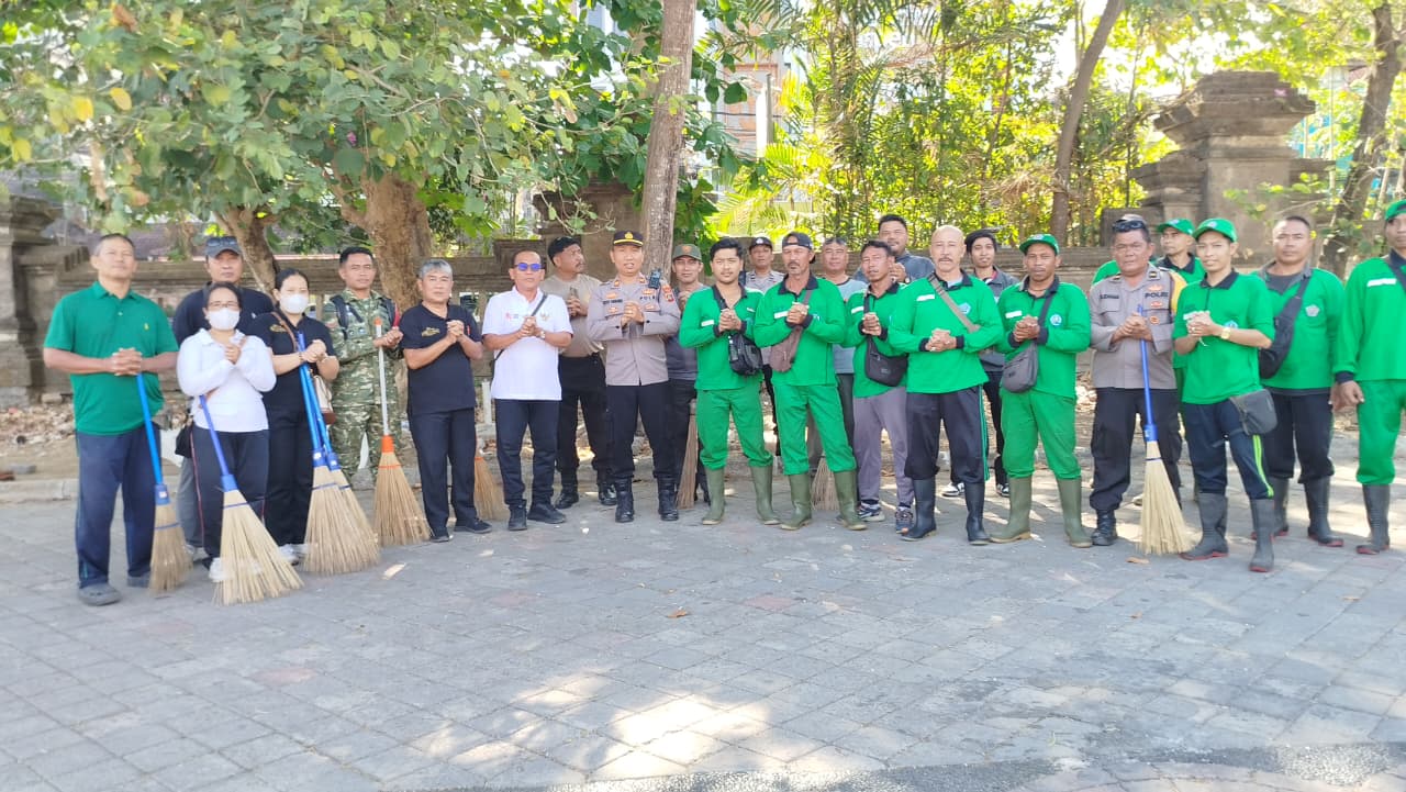 BAPAK PERBEKEL BERSAMA PERANGKAT DESA, JUMALI DAN KELEMBAGAAN DESA IKUT SERTA DALAM GIAT GREEN POLICING YANG DIADAKAN POLDA BALI