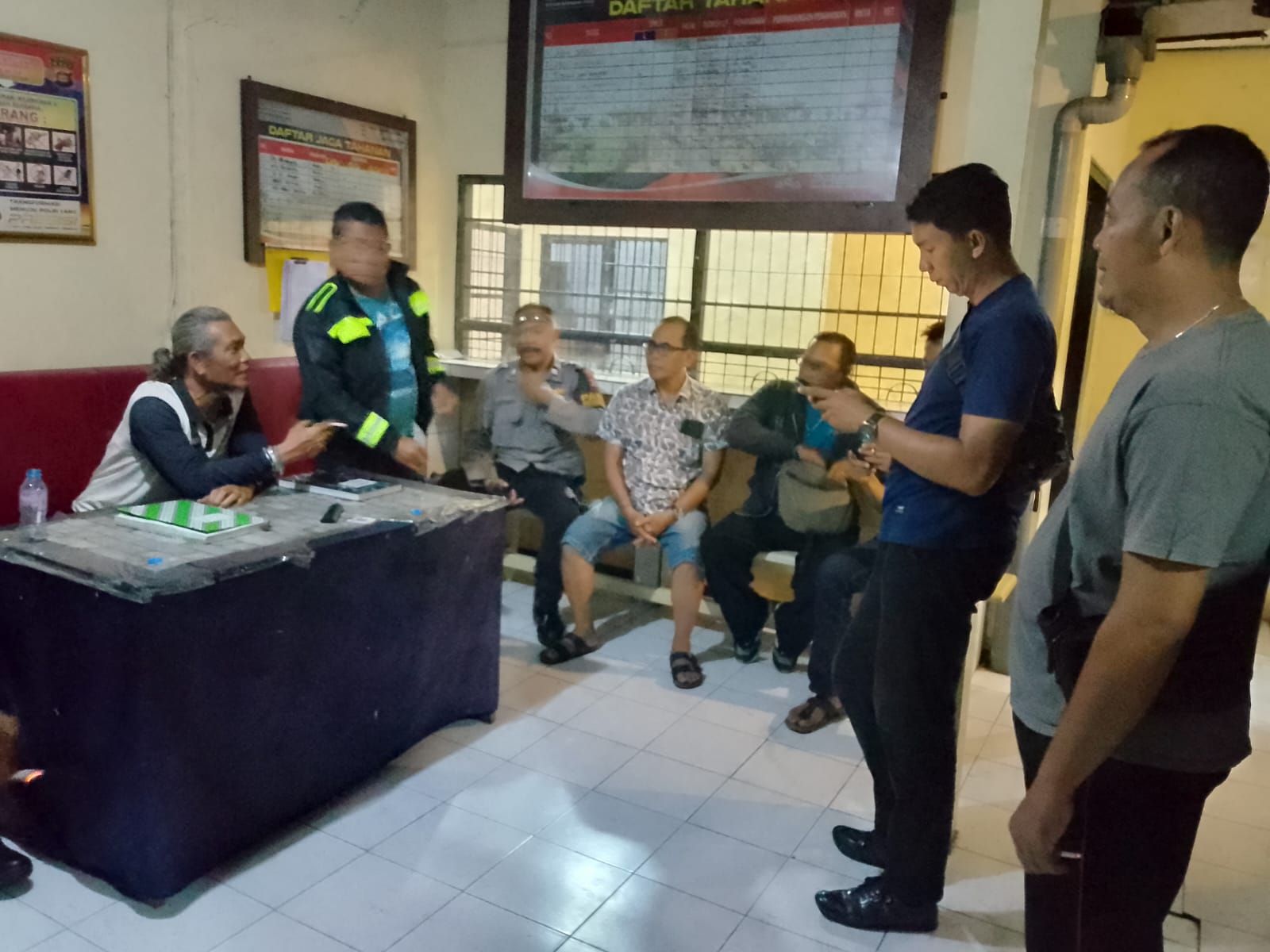 BAPAK PERBEKEL MELAKUKAN MEDIASI DI KANTOR POLSEK DENUT TERKAIT VANDALISME REMAJA DAN WARGA JL. KEMONING