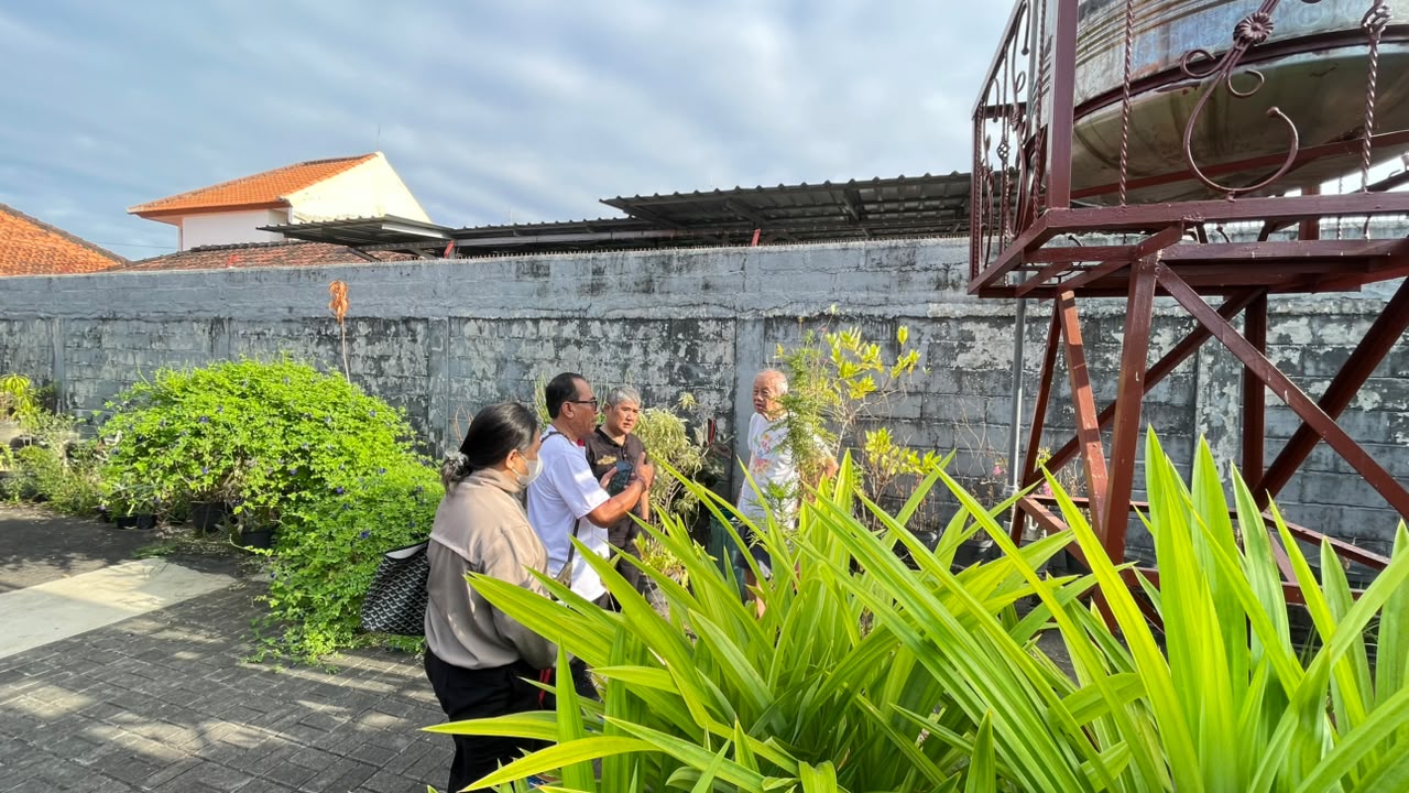 PEMANTAUAN DAN PEMBERIAN BANTUAN OLEH BAPAK PERBEKEL DAN IBU KETUA PKK DESA UNTUK KEBUN TOGA YANG DIMILIKI OLEH WARGA SECARA SWADAYA DI JALAN WIJAYA KUSUMA